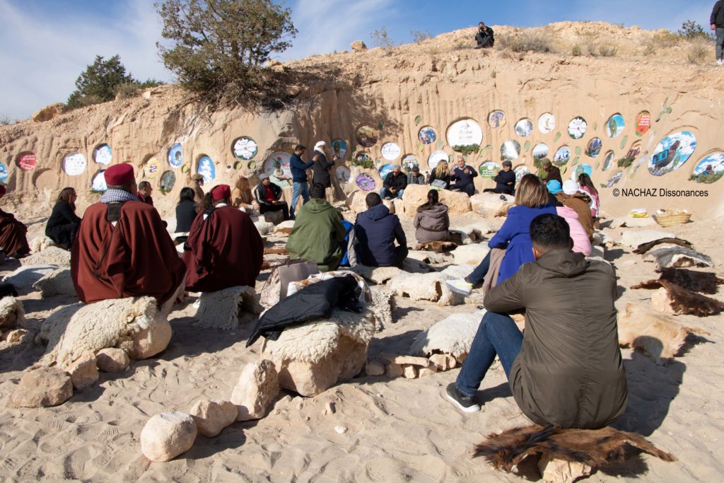 <div align="right">ممرّات الزّمن عند سفوح الجبال</div>