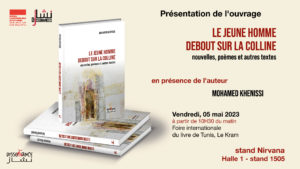 Le jeune homme debout sur la colline